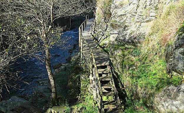 Una de las escaleras de bajada que se encuentran en el camino.