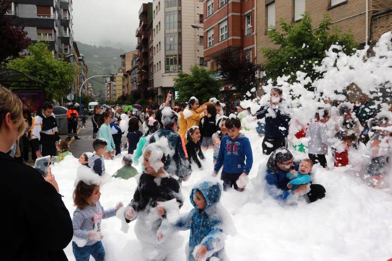 Los hinchables de agua y los cañones de espuma hicieron las delicias de los más pequeños y de los no tan pequeños que se acercaron a la calle Manuel Llaneza de Mieres para disfrutar de los festejos de San Juan.