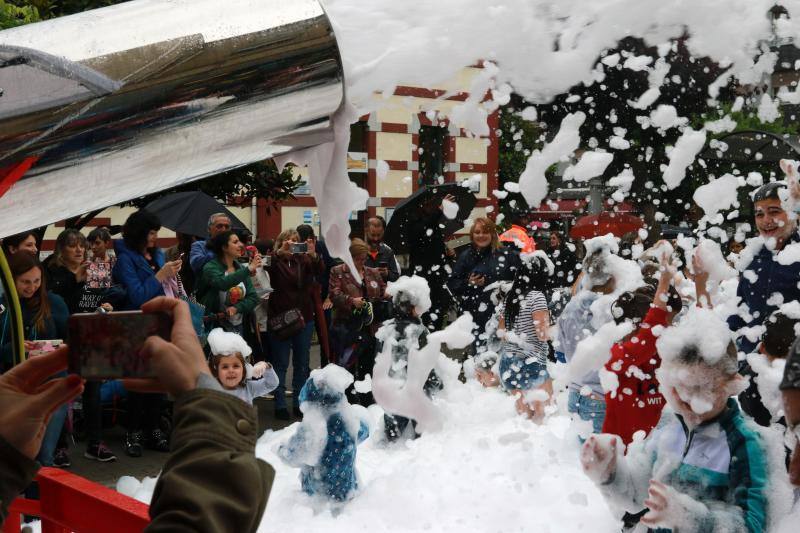 Los hinchables de agua y los cañones de espuma hicieron las delicias de los más pequeños y de los no tan pequeños que se acercaron a la calle Manuel Llaneza de Mieres para disfrutar de los festejos de San Juan.