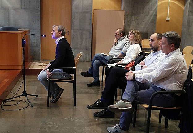Víctor Suárez, ayer durante su declaración en el juicio del 'caso Niemeyer', sentado ante Natalio Grueso y Judit Pereiro, en la Audiencia Provincial de Asturias. 