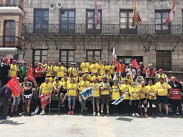 Los integrantes de la 'Marcha del Aluminio', en la plaza Mayor de Medina del Campo, al finalizar la séptima etapa que salió de Tordesillas. 