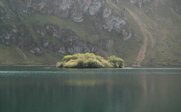 Isla en el Lago del Valle.