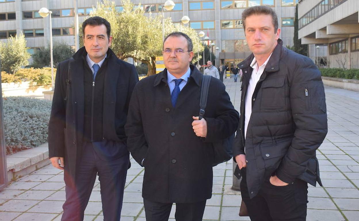 El director general de Industria, Manuel Monterrey; el consejero de Industri, Isaac Pola, y José Manuel Gómez de la Uz, presidente del comité de empresa de Alcoa en Avilés. 