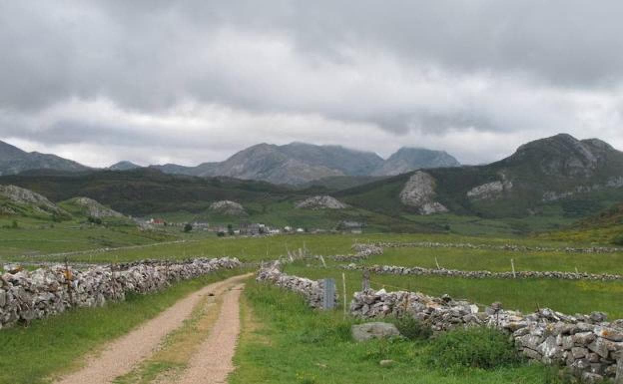 Santa María El Puerto desde el camino al Cornón. Al fondo, la cumbre del Cornón.