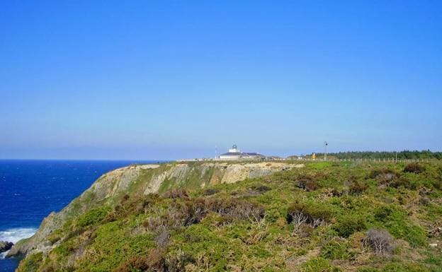 El faro, visto desde la senda.