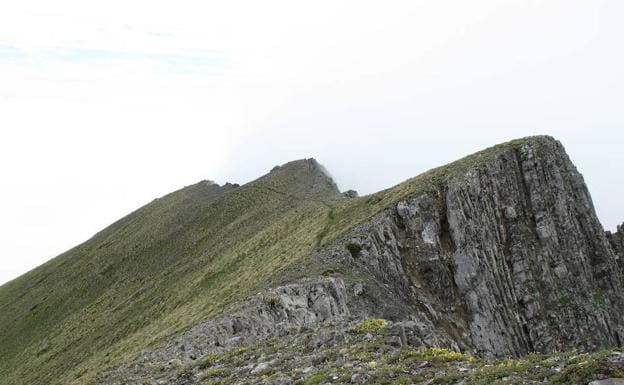 Peña Ten. Senda por la crestería hacia la cumbre.