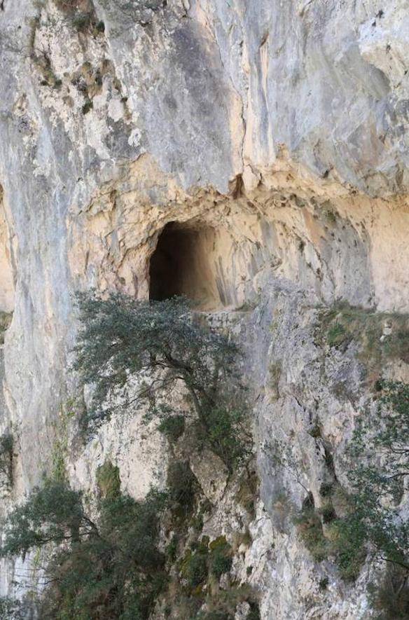 Uno de los túneles excavados en la roca.