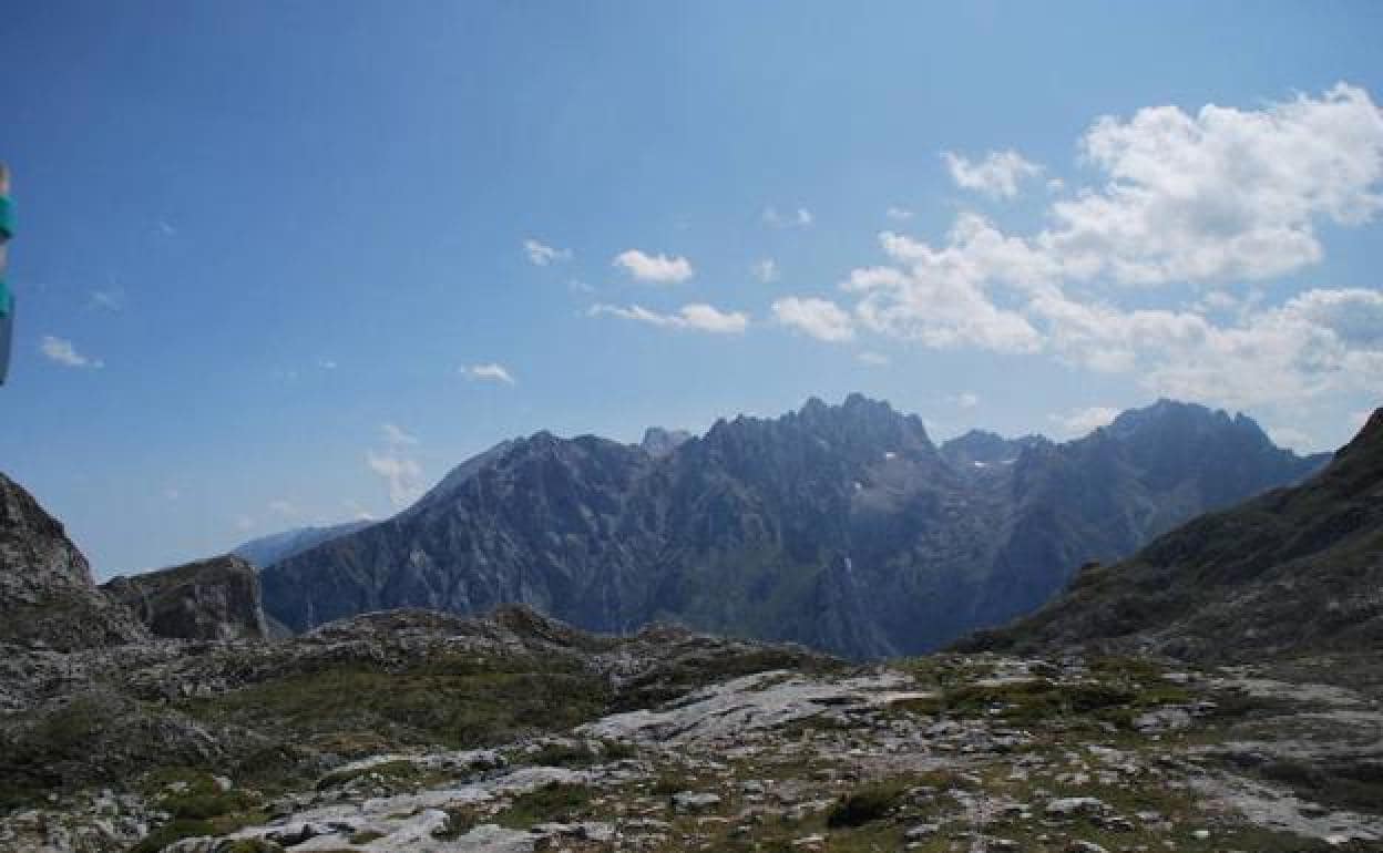 Vistas del macizo central de los Picos de Europa desde el collado del Jito. 