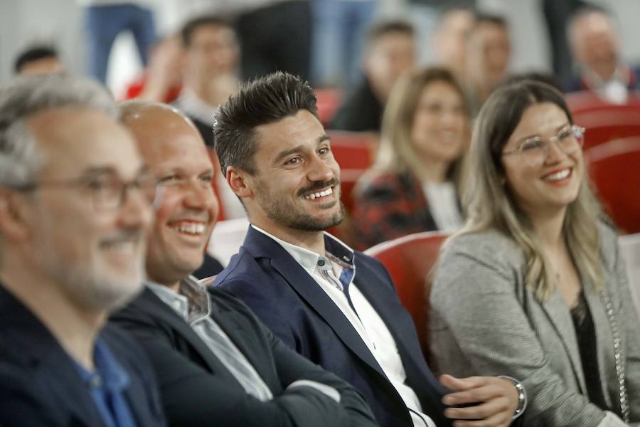 Arropado de su mujer, familia, compañeros y amigos, Canella se ha despedido esta tarde en El Molinón. Pone fin así a doce años con el primer equipo, en el que debutó en Tenerife el 15 de octubre del 2006, con 18 años, en el primero de sus 313 partidos como sportinguista 