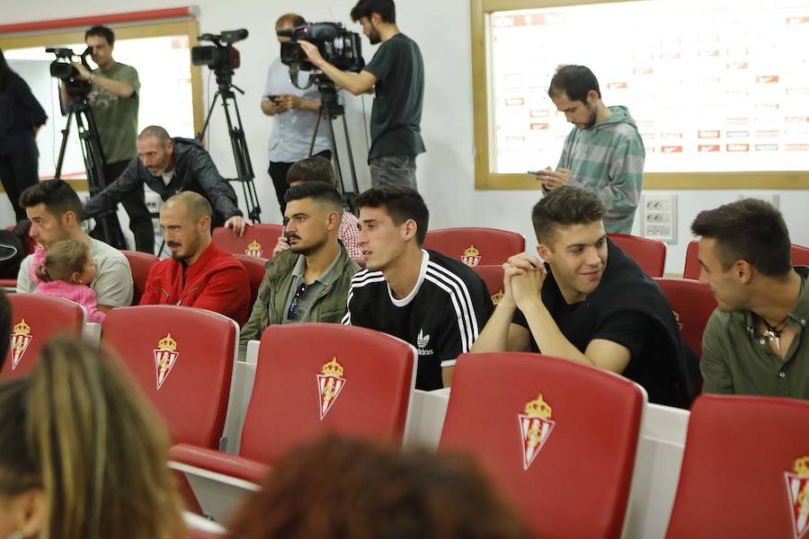 Arropado de su mujer, familia, compañeros y amigos, Canella se ha despedido esta tarde en El Molinón. Pone fin así a doce años con el primer equipo, en el que debutó en Tenerife el 15 de octubre del 2006, con 18 años, en el primero de sus 313 partidos como sportinguista 