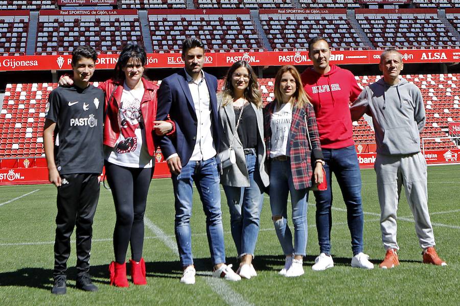 Arropado de su mujer, familia, compañeros y amigos, Canella se ha despedido esta tarde en El Molinón. Pone fin así a doce años con el primer equipo, en el que debutó en Tenerife el 15 de octubre del 2006, con 18 años, en el primero de sus 313 partidos como sportinguista 
