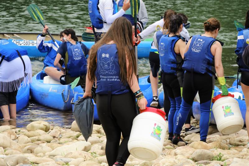 Un centenar de estudiantes del IES de Arriondas han aprovechado el descenso del Sella organizado por el centro para limpiar el río. 