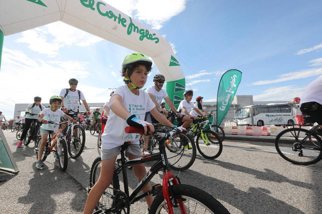 Cientos de personas han participado en la Fiesta de la Bicicleta de Avilés en un recorrido de diez kilómetros por la ciudad hasta finalizar en la plaza de La Exposición