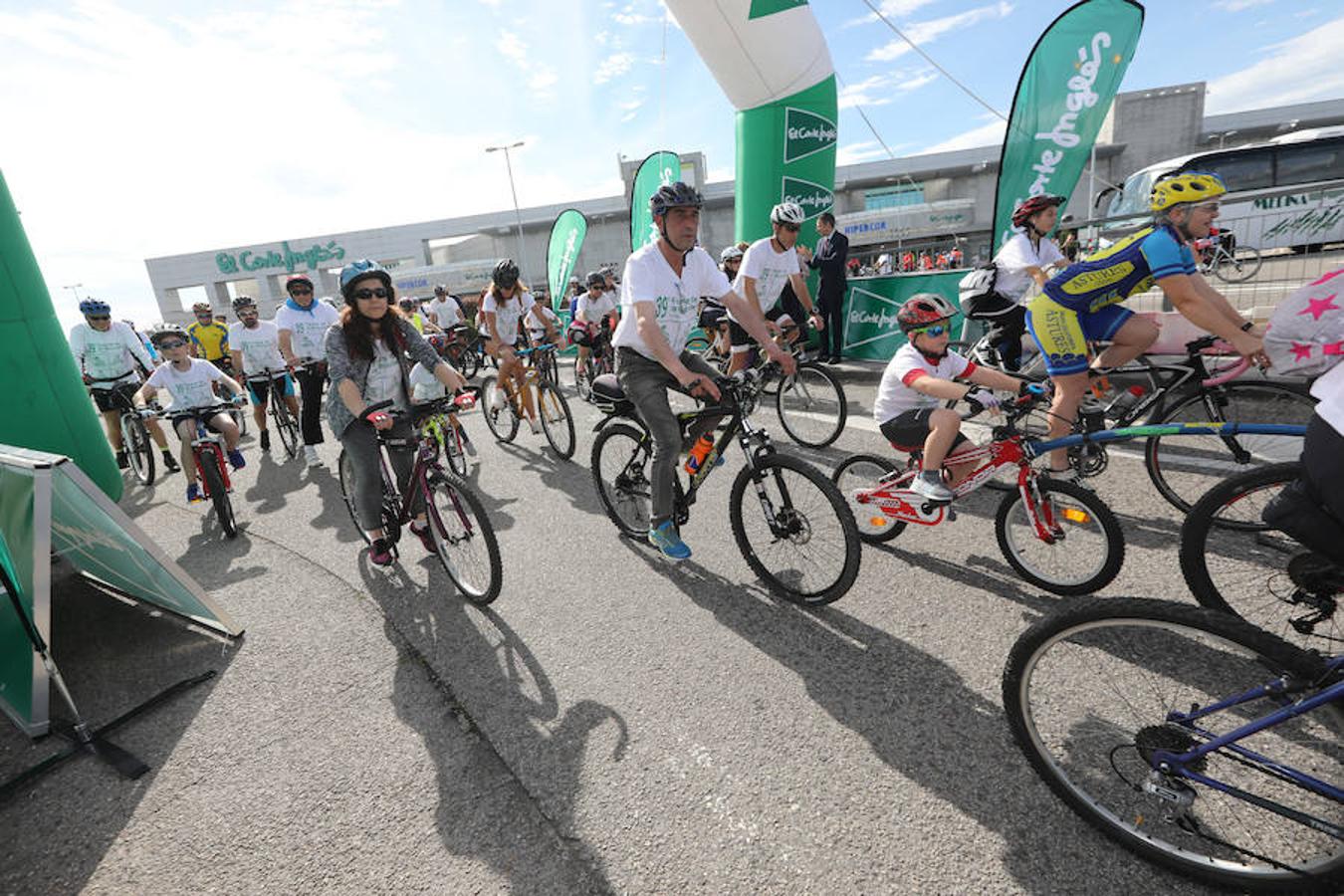 Cientos de personas han participado en la Fiesta de la Bicicleta de Avilés en un recorrido de diez kilómetros por la ciudad hasta finalizar en la plaza de La Exposición