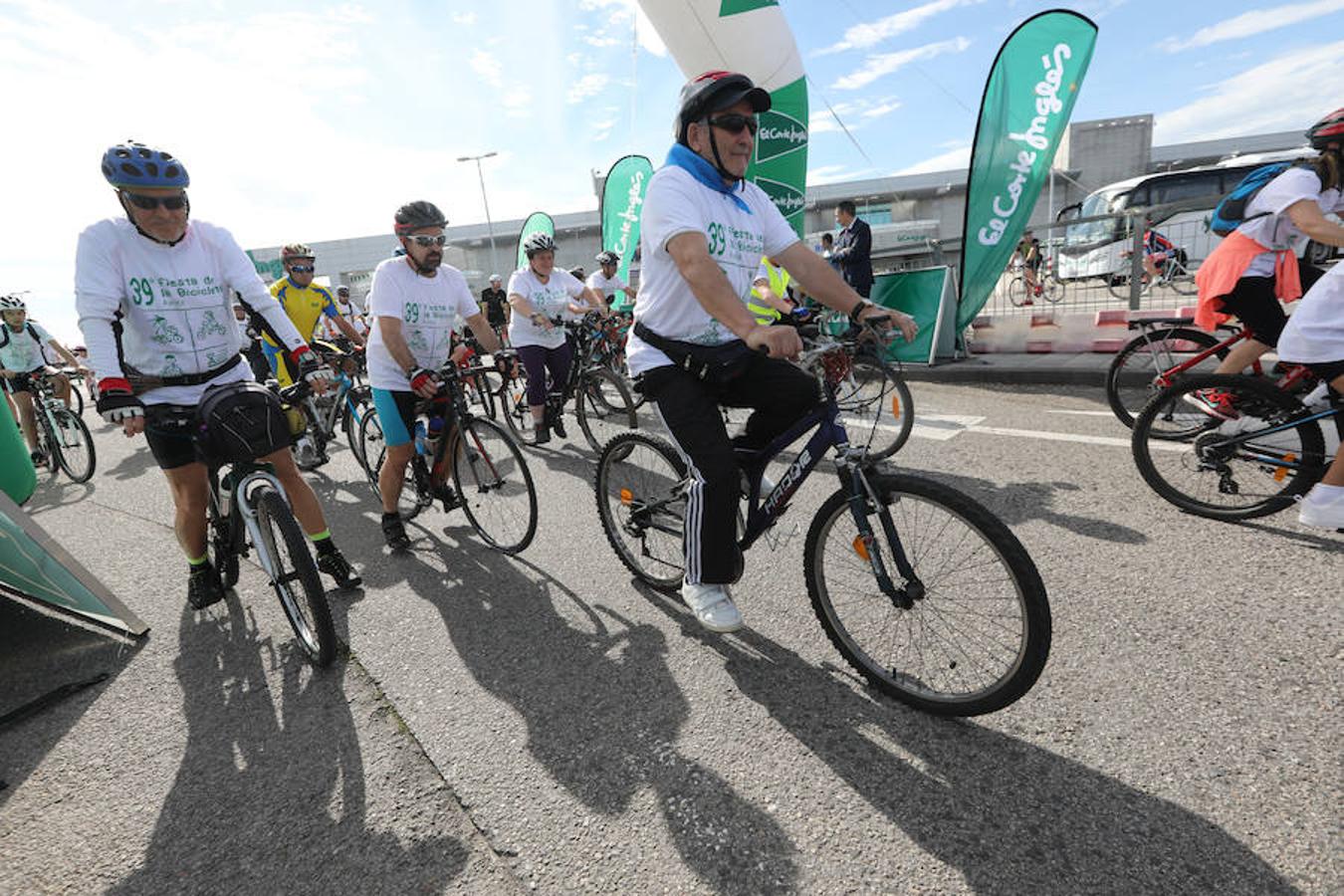 Cientos de personas han participado en la Fiesta de la Bicicleta de Avilés en un recorrido de diez kilómetros por la ciudad hasta finalizar en la plaza de La Exposición