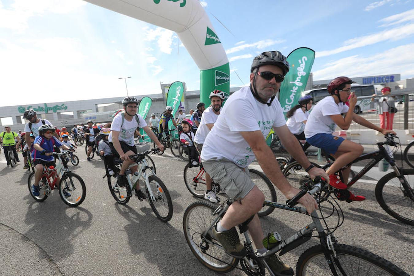 Cientos de personas han participado en la Fiesta de la Bicicleta de Avilés en un recorrido de diez kilómetros por la ciudad hasta finalizar en la plaza de La Exposición