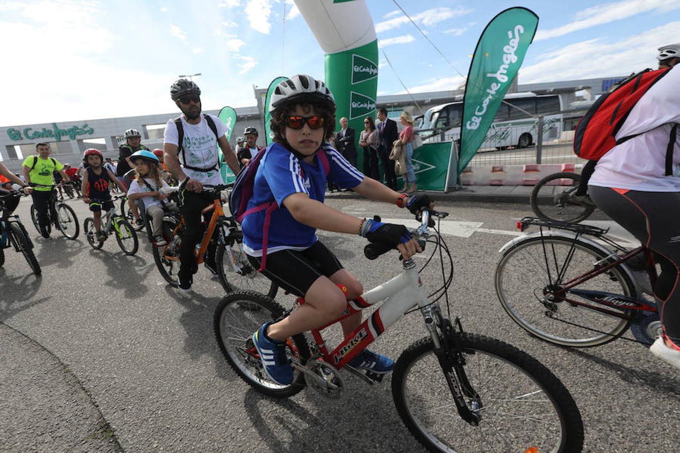 Cientos de personas han participado en la Fiesta de la Bicicleta de Avilés en un recorrido de diez kilómetros por la ciudad hasta finalizar en la plaza de La Exposición