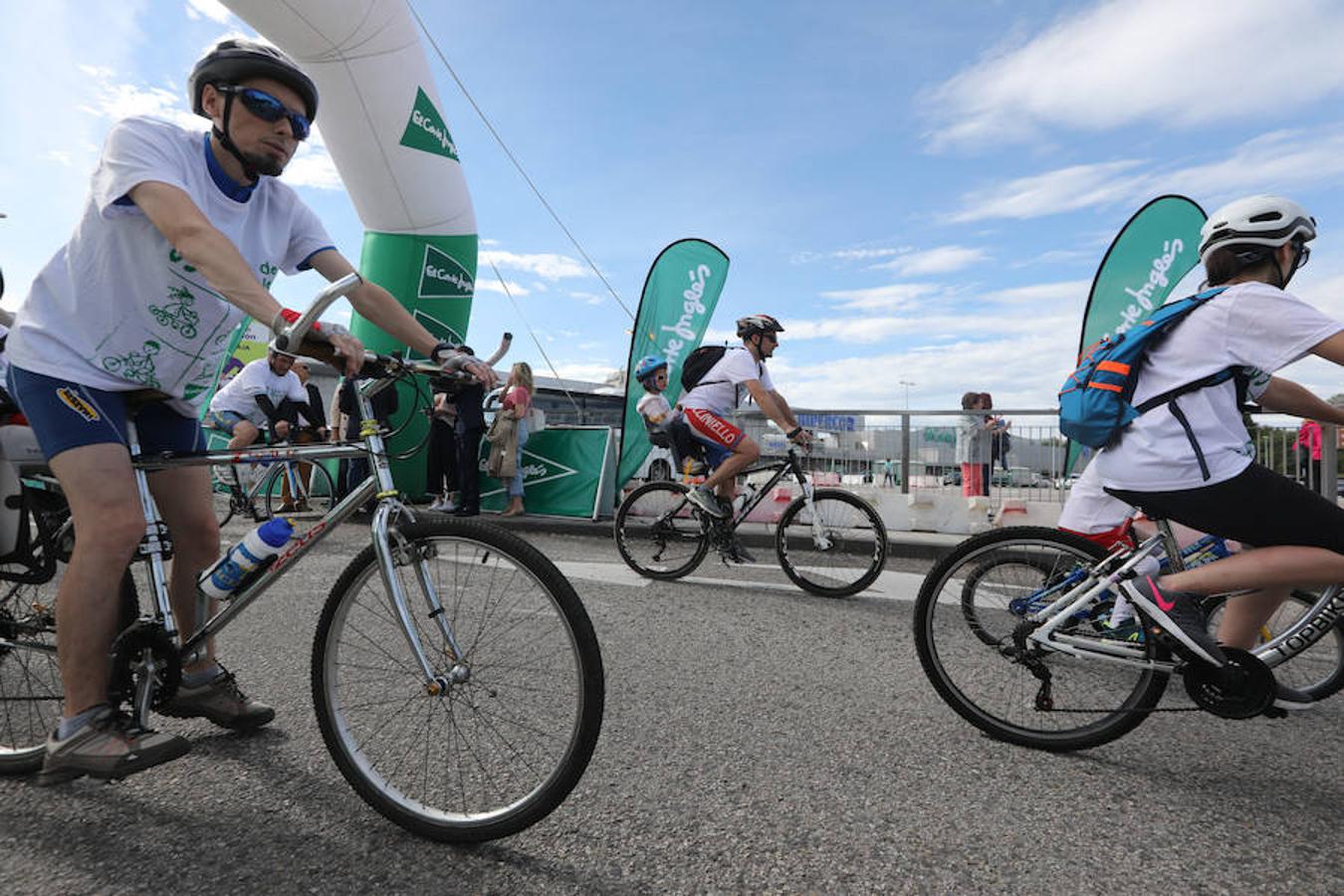 Cientos de personas han participado en la Fiesta de la Bicicleta de Avilés en un recorrido de diez kilómetros por la ciudad hasta finalizar en la plaza de La Exposición