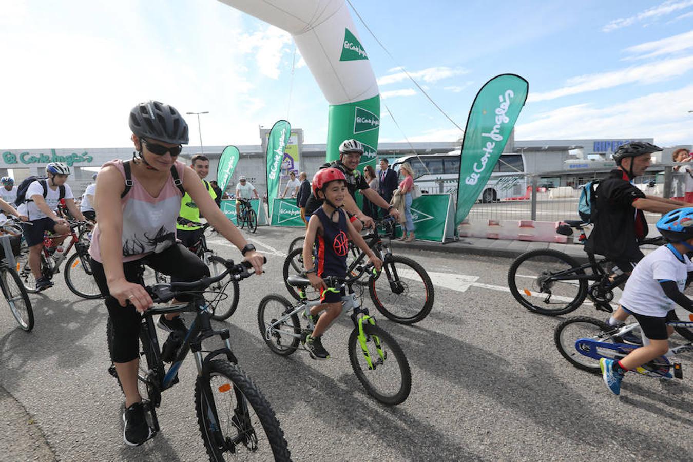 Cientos de personas han participado en la Fiesta de la Bicicleta de Avilés en un recorrido de diez kilómetros por la ciudad hasta finalizar en la plaza de La Exposición