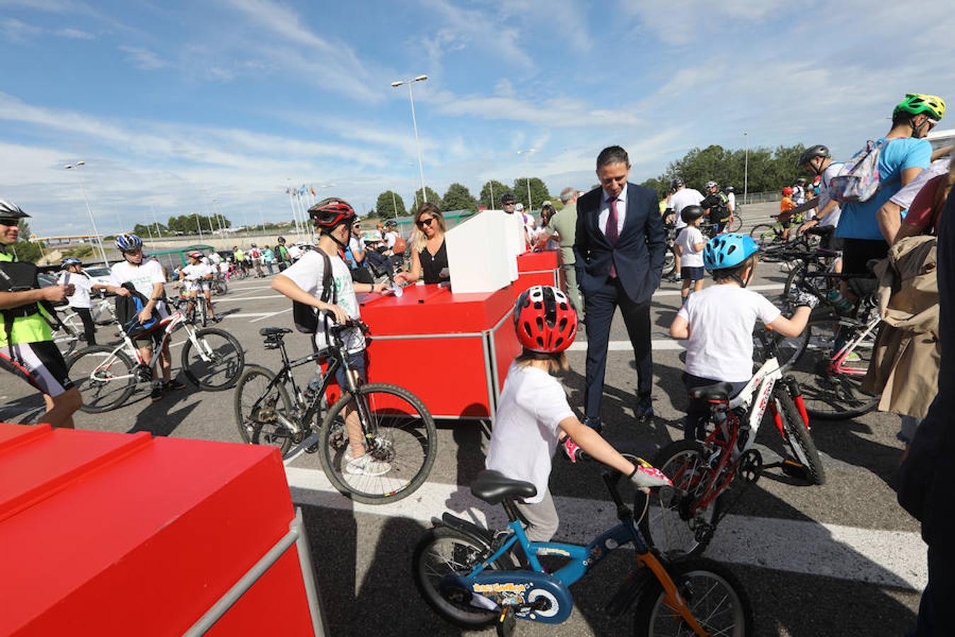 Cientos de personas han participado en la Fiesta de la Bicicleta de Avilés en un recorrido de diez kilómetros por la ciudad hasta finalizar en la plaza de La Exposición