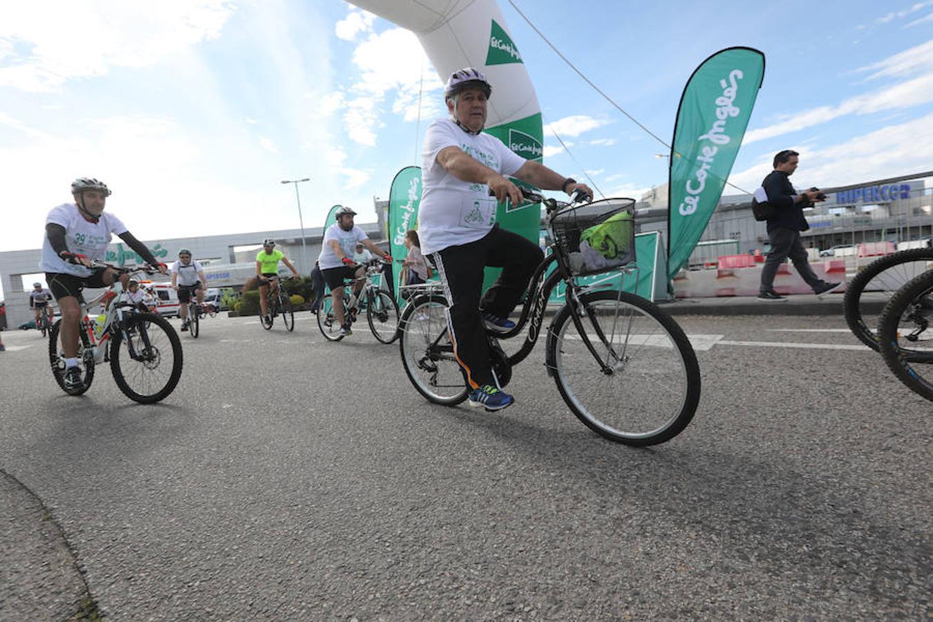 Cientos de personas han participado en la Fiesta de la Bicicleta de Avilés en un recorrido de diez kilómetros por la ciudad hasta finalizar en la plaza de La Exposición