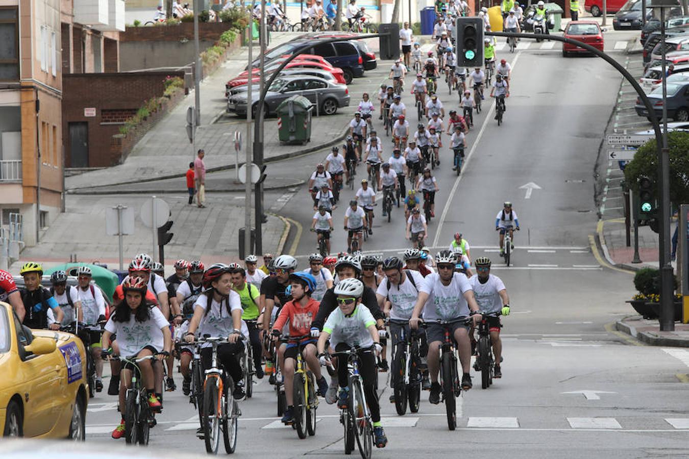 Cientos de personas han participado en la Fiesta de la Bicicleta de Avilés en un recorrido de diez kilómetros por la ciudad hasta finalizar en la plaza de La Exposición