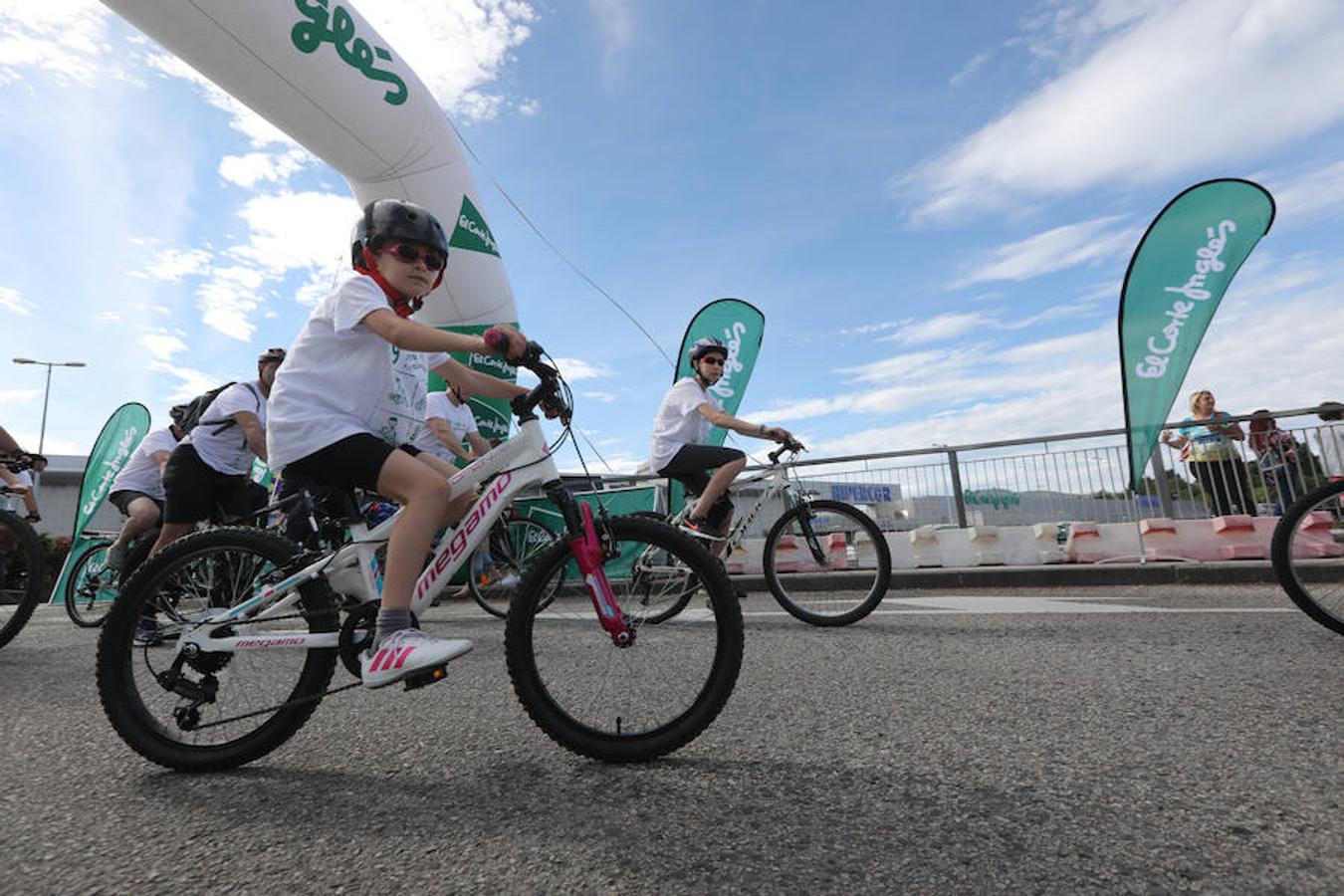 Cientos de personas han participado en la Fiesta de la Bicicleta de Avilés en un recorrido de diez kilómetros por la ciudad hasta finalizar en la plaza de La Exposición