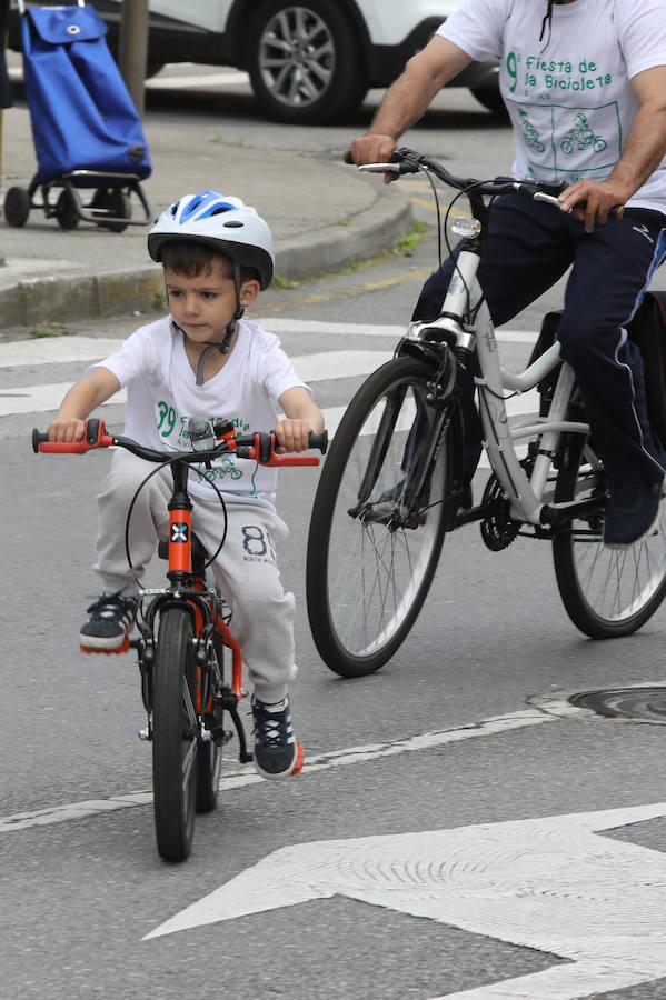 Cientos de personas han participado en la Fiesta de la Bicicleta de Avilés en un recorrido de diez kilómetros por la ciudad hasta finalizar en la plaza de La Exposición