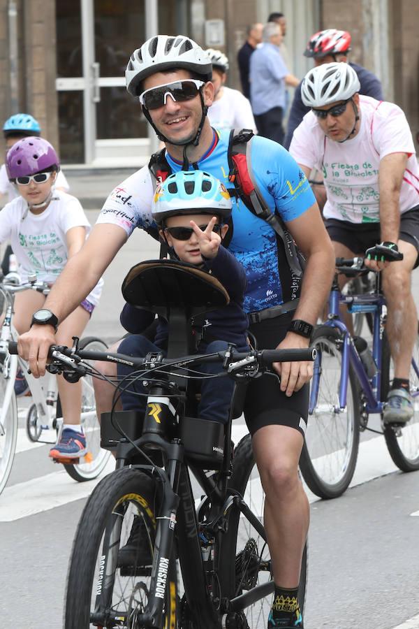 Cientos de personas han participado en la Fiesta de la Bicicleta de Avilés en un recorrido de diez kilómetros por la ciudad hasta finalizar en la plaza de La Exposición