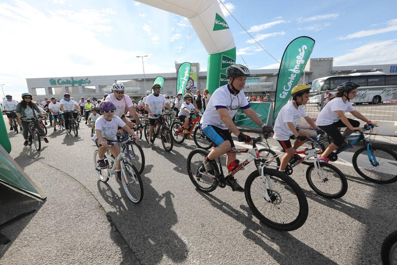 Cientos de personas han participado en la Fiesta de la Bicicleta de Avilés en un recorrido de diez kilómetros por la ciudad hasta finalizar en la plaza de La Exposición