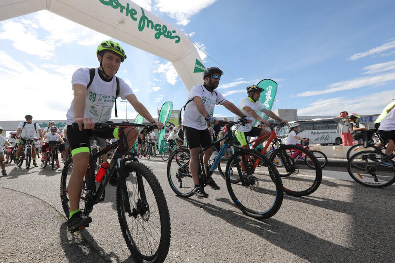 Cientos de personas han participado en la Fiesta de la Bicicleta de Avilés en un recorrido de diez kilómetros por la ciudad hasta finalizar en la plaza de La Exposición