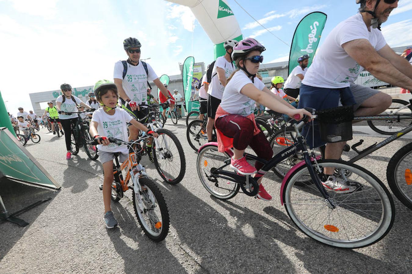 Cientos de personas han participado en la Fiesta de la Bicicleta de Avilés en un recorrido de diez kilómetros por la ciudad hasta finalizar en la plaza de La Exposición