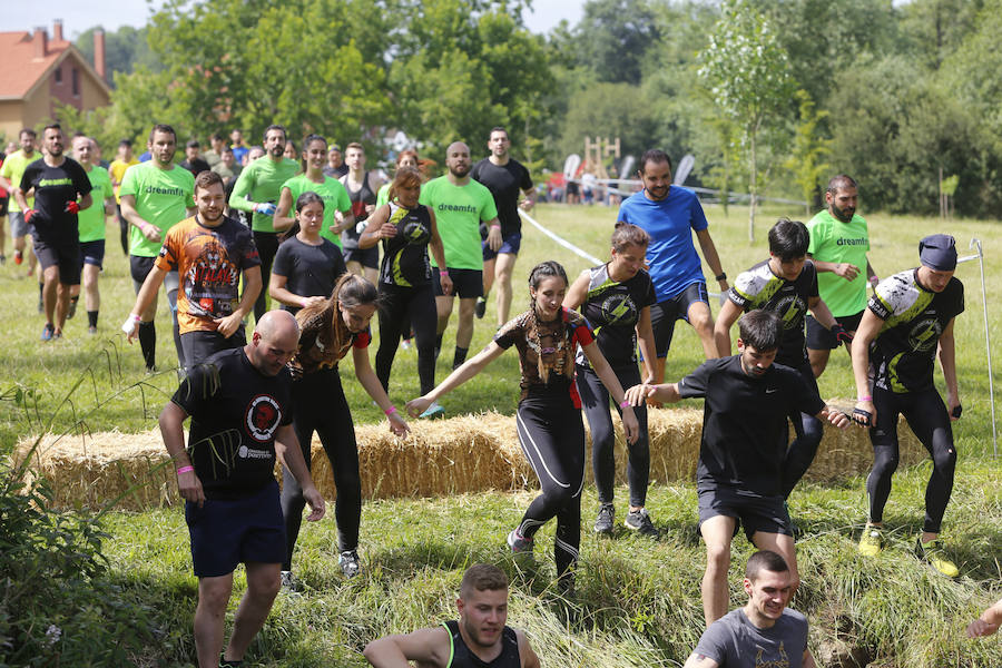 Veinticinco obstáculos de fuerza, habilidad y equilibrio en un circuito dispuesto en el parque de La Fresneda, en Siero. Así ha sido la tercera edición de la 'Gladiator Race', en la que han participado deportistas de todas las edades.