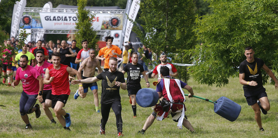 Veinticinco obstáculos de fuerza, habilidad y equilibrio en un circuito dispuesto en el parque de La Fresneda, en Siero. Así ha sido la tercera edición de la 'Gladiator Race', en la que han participado deportistas de todas las edades.