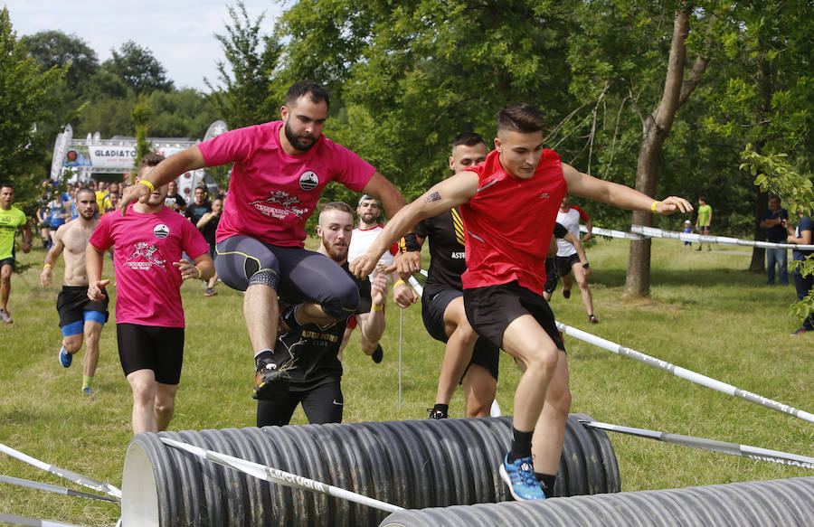 Veinticinco obstáculos de fuerza, habilidad y equilibrio en un circuito dispuesto en el parque de La Fresneda, en Siero. Así ha sido la tercera edición de la 'Gladiator Race', en la que han participado deportistas de todas las edades.