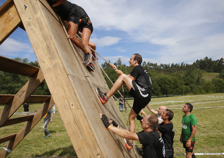 Veinticinco obstáculos de fuerza, habilidad y equilibrio en un circuito dispuesto en el parque de La Fresneda, en Siero. Así ha sido la tercera edición de la 'Gladiator Race', en la que han participado deportistas de todas las edades.