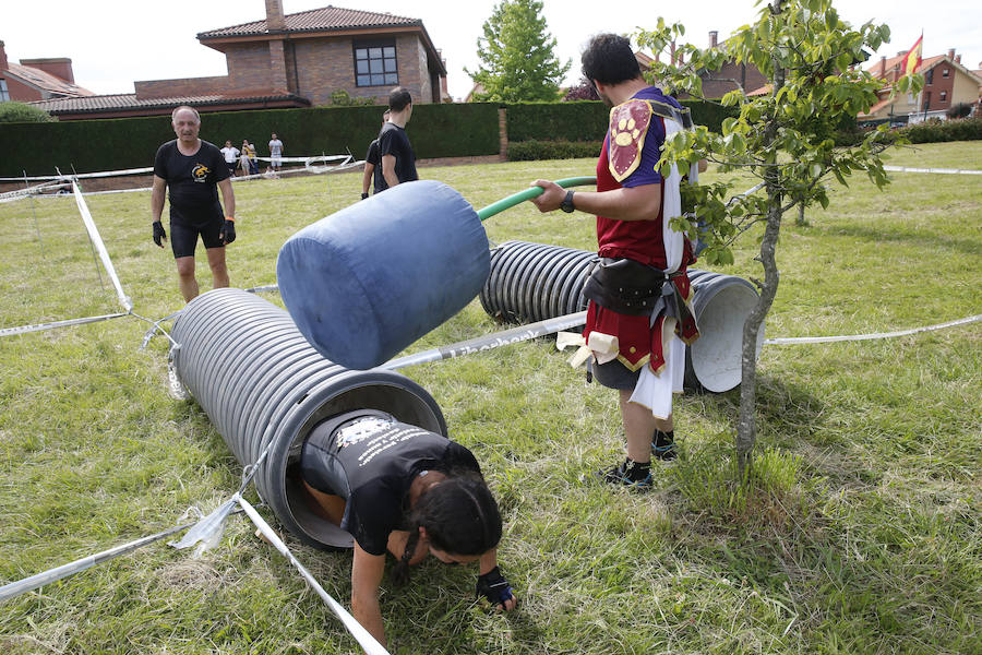 Veinticinco obstáculos de fuerza, habilidad y equilibrio en un circuito dispuesto en el parque de La Fresneda, en Siero. Así ha sido la tercera edición de la 'Gladiator Race', en la que han participado deportistas de todas las edades.