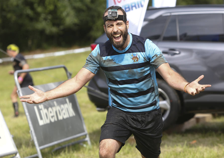 Veinticinco obstáculos de fuerza, habilidad y equilibrio en un circuito dispuesto en el parque de La Fresneda, en Siero. Así ha sido la tercera edición de la 'Gladiator Race', en la que han participado deportistas de todas las edades.