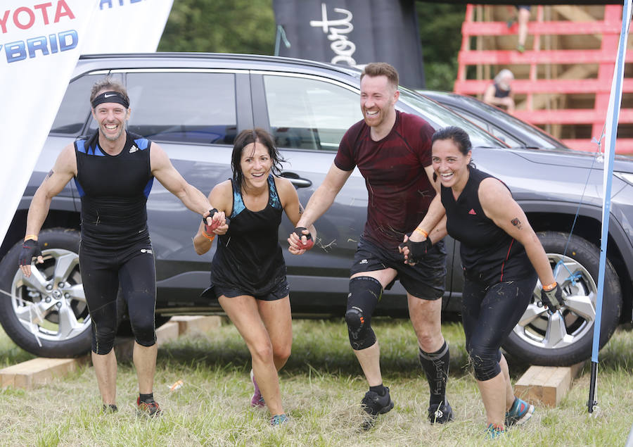 Veinticinco obstáculos de fuerza, habilidad y equilibrio en un circuito dispuesto en el parque de La Fresneda, en Siero. Así ha sido la tercera edición de la 'Gladiator Race', en la que han participado deportistas de todas las edades.