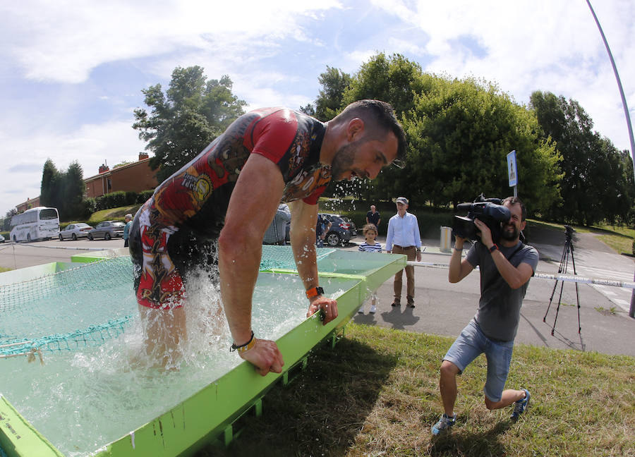 Veinticinco obstáculos de fuerza, habilidad y equilibrio en un circuito dispuesto en el parque de La Fresneda, en Siero. Así ha sido la tercera edición de la 'Gladiator Race', en la que han participado deportistas de todas las edades.