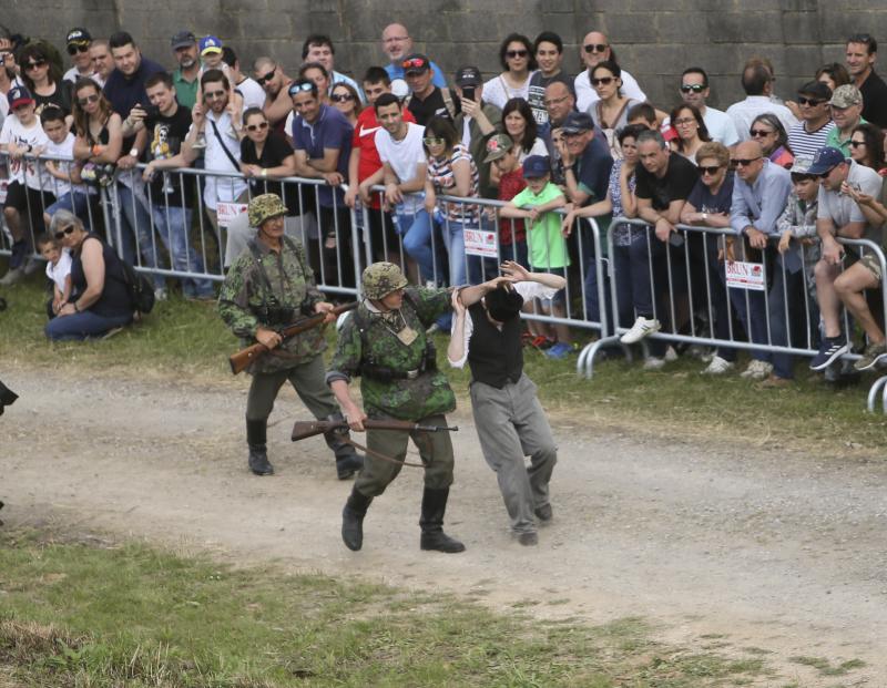 Un centenar de personas ha participado en la finca de El Cuetu en la recreación de un enfrentamiento entre aliados y nazis en el 'bocage' días después del desembarco de Normandía.