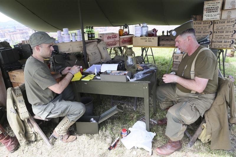 Un centenar de personas ha participado en la finca de El Cuetu en la recreación de un enfrentamiento entre aliados y nazis en el 'bocage' días después del desembarco de Normandía.