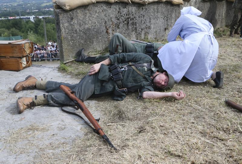 Un centenar de personas ha participado en la finca de El Cuetu en la recreación de un enfrentamiento entre aliados y nazis en el 'bocage' días después del desembarco de Normandía.