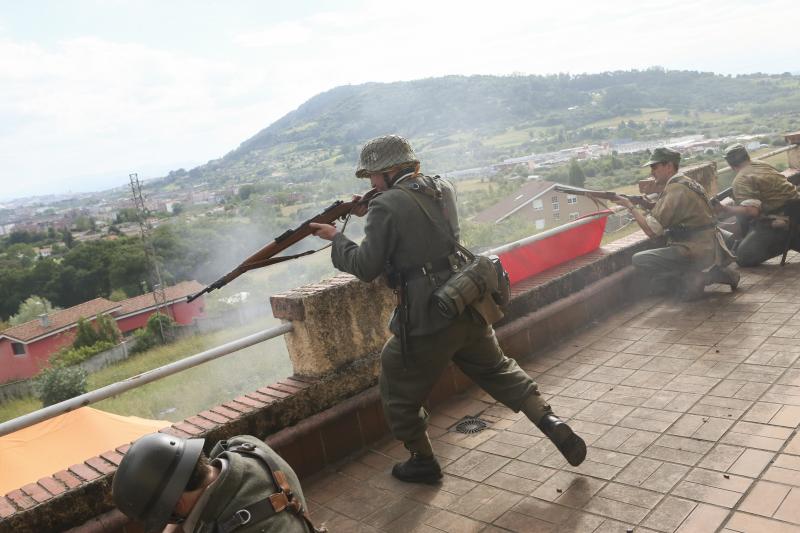 Un centenar de personas ha participado en la finca de El Cuetu en la recreación de un enfrentamiento entre aliados y nazis en el 'bocage' días después del desembarco de Normandía.