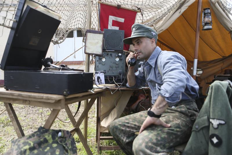 Un centenar de personas ha participado en la finca de El Cuetu en la recreación de un enfrentamiento entre aliados y nazis en el 'bocage' días después del desembarco de Normandía.