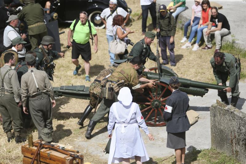 Un centenar de personas ha participado en la finca de El Cuetu en la recreación de un enfrentamiento entre aliados y nazis en el 'bocage' días después del desembarco de Normandía.