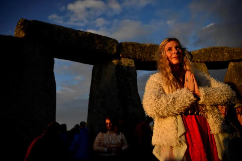 Centenares de personas de distintas partes del mundo han recibido el verano en Stonehenge, un asentamiento neolítico rodeado de misticismo.