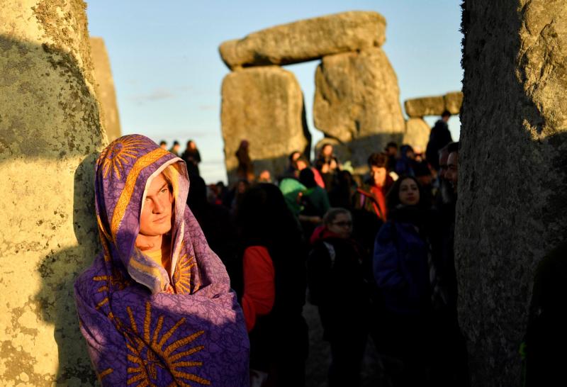 Centenares de personas de distintas partes del mundo han recibido el verano en Stonehenge, un asentamiento neolítico rodeado de misticismo.