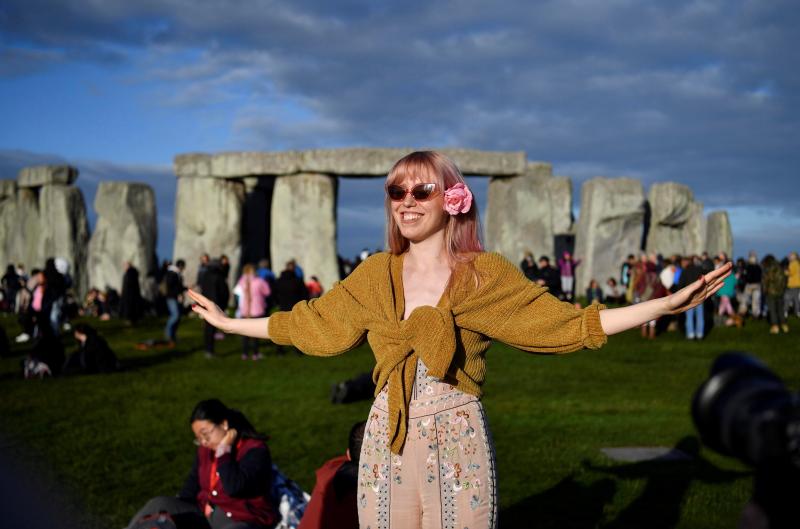 Centenares de personas de distintas partes del mundo han recibido el verano en Stonehenge, un asentamiento neolítico rodeado de misticismo.