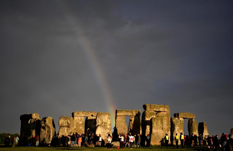 Centenares de personas de distintas partes del mundo han recibido el verano en Stonehenge, un asentamiento neolítico rodeado de misticismo.